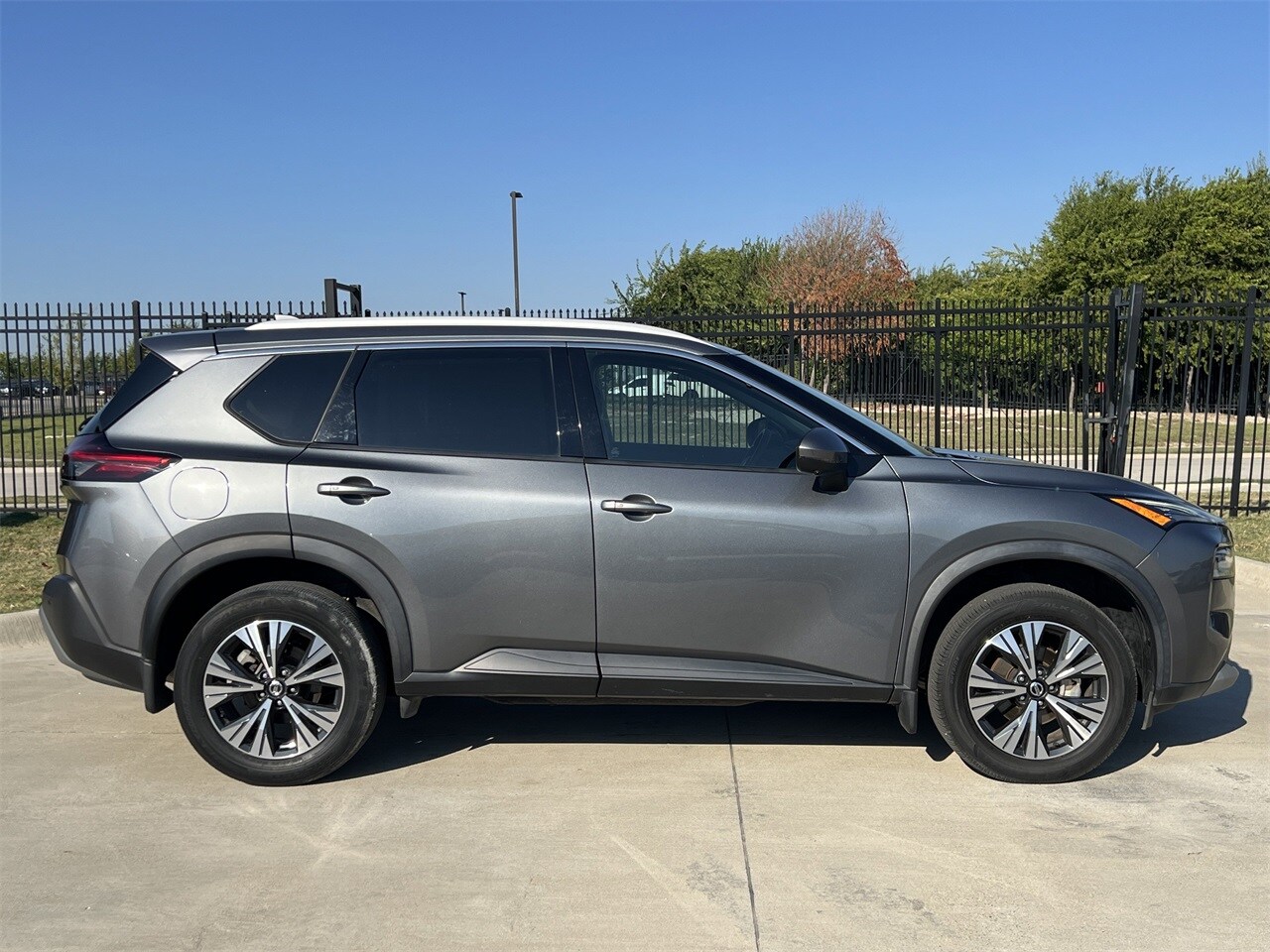 2021 Nissan Rogue SV photo 3