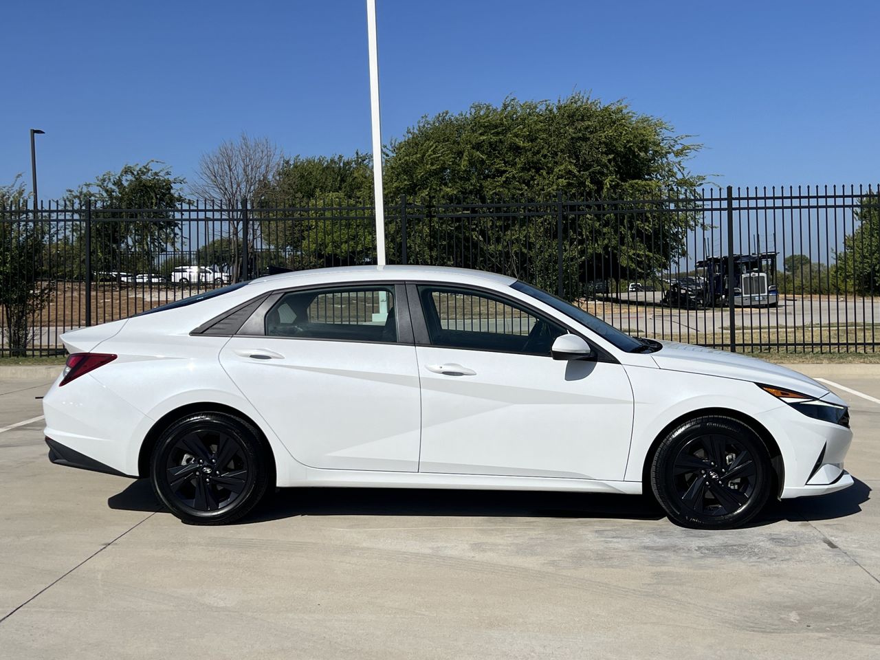 2022 Hyundai Elantra 4