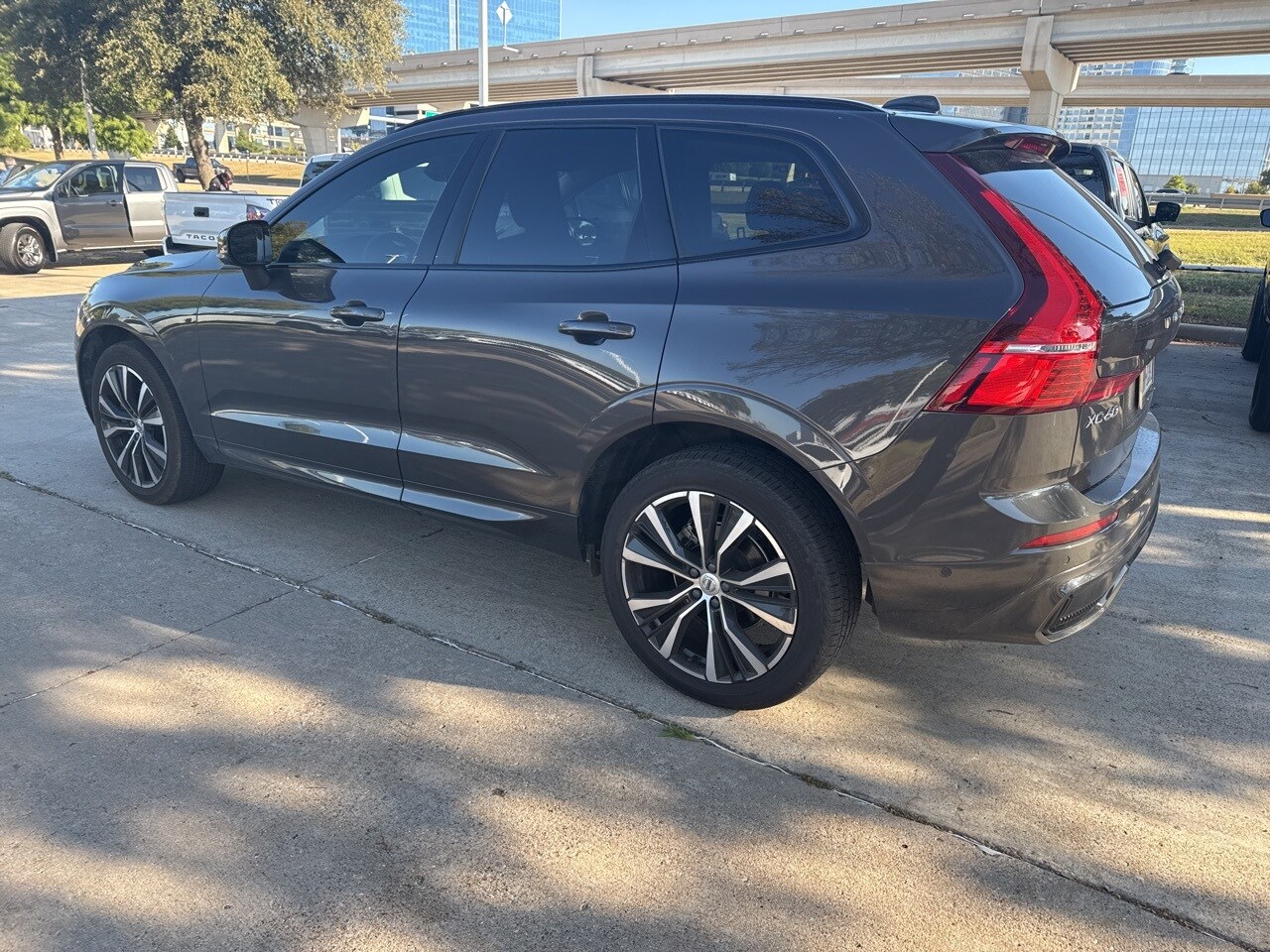 2024 Volvo XC60 B5 Plus photo 4
