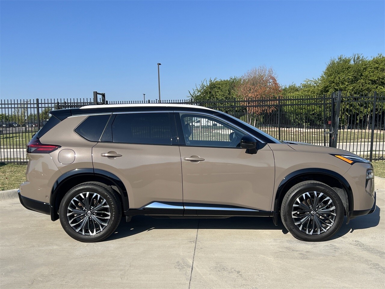 2024 Nissan Rogue Platinum photo 3