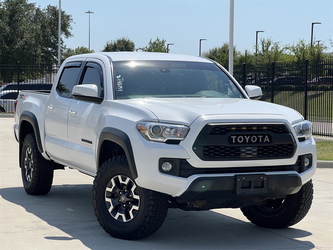2019 Toyota Tacoma TRD Off-Road photo 2