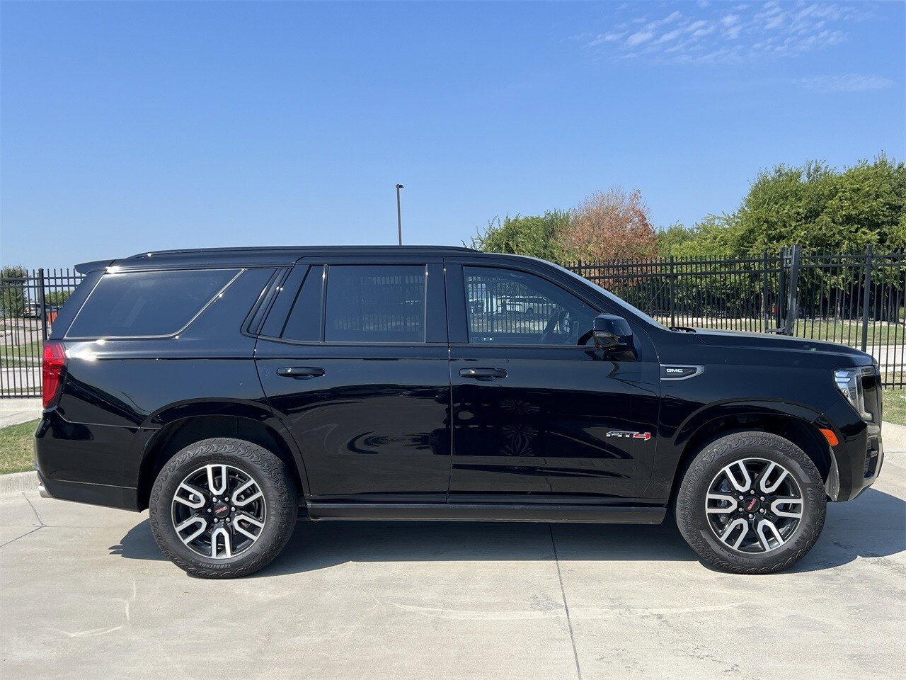 2024 Gmc Yukon AT4 photo 3