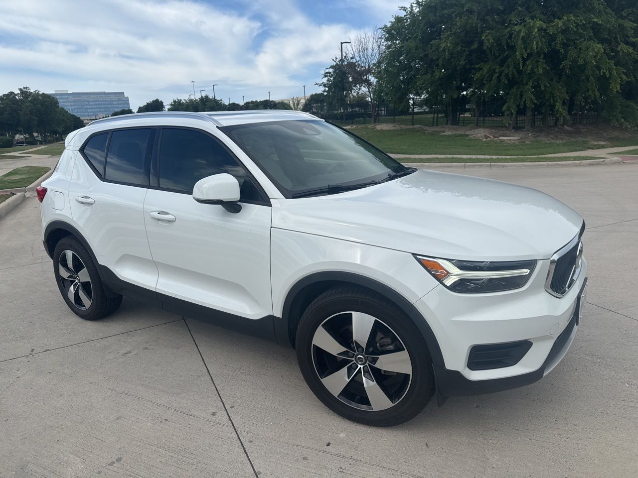 2019 Volvo XC40 T5 Momentum AWD's photo