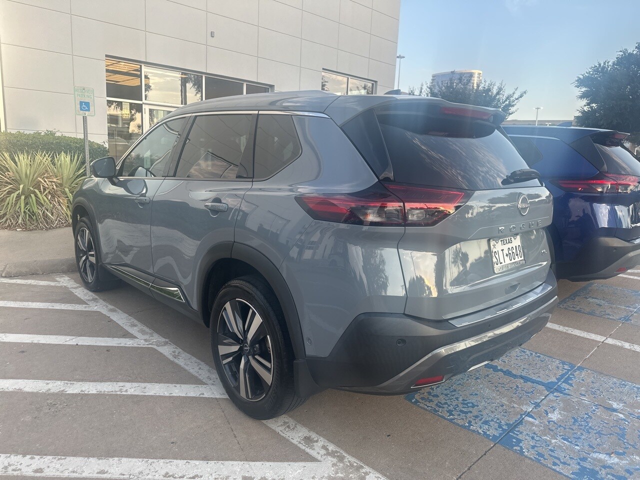 2023 Nissan Rogue SL photo 3