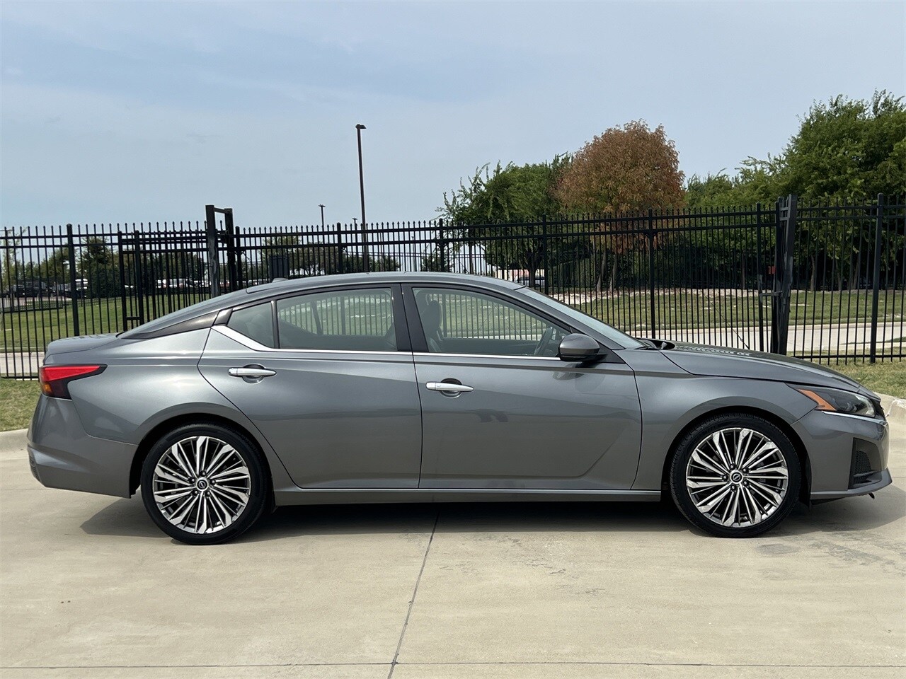 2023 Nissan Altima 2.5 SL photo 3