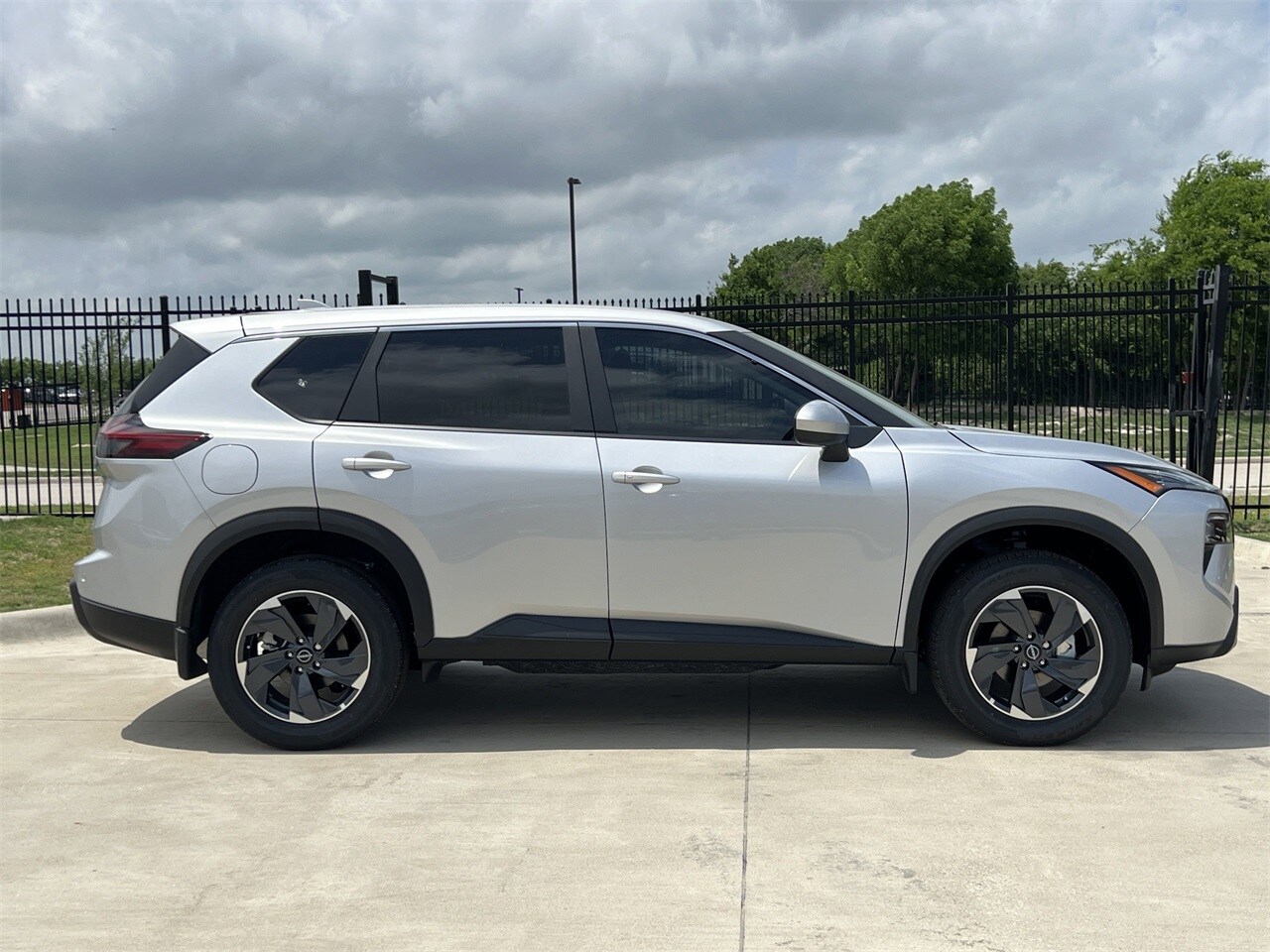 2025 Nissan Rogue SV photo 3