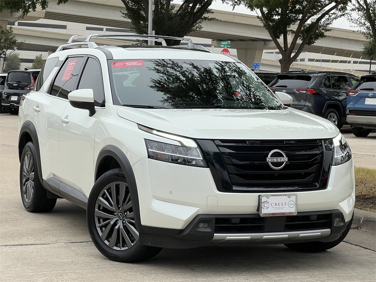 2023 Nissan Pathfinder SL photo 2