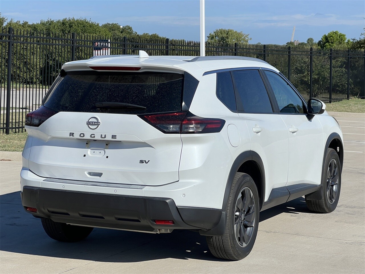 2024 Nissan Rogue SV photo 3
