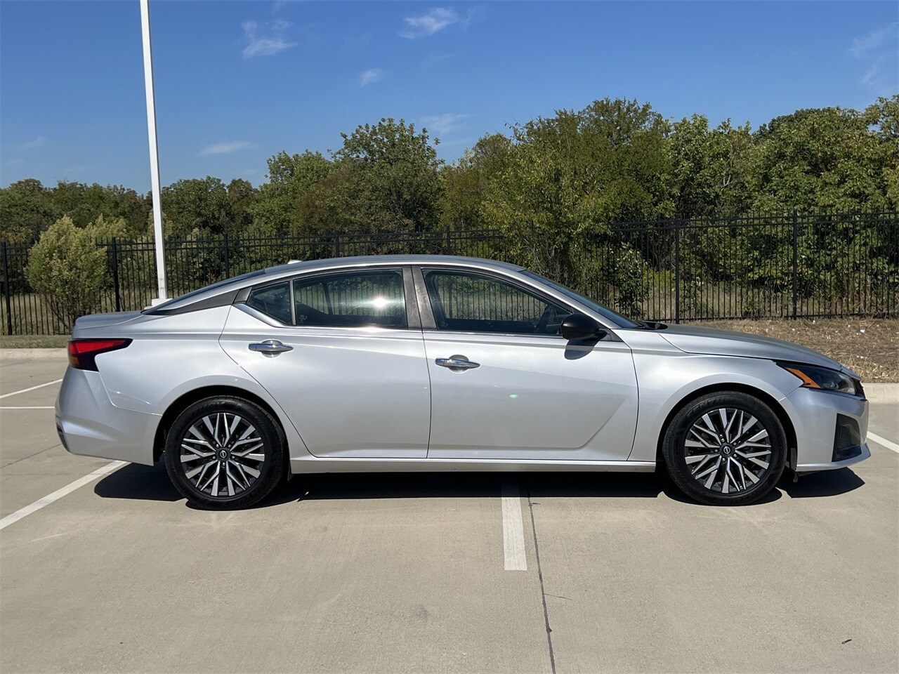 2024 Nissan Altima 2.5 SV photo 3