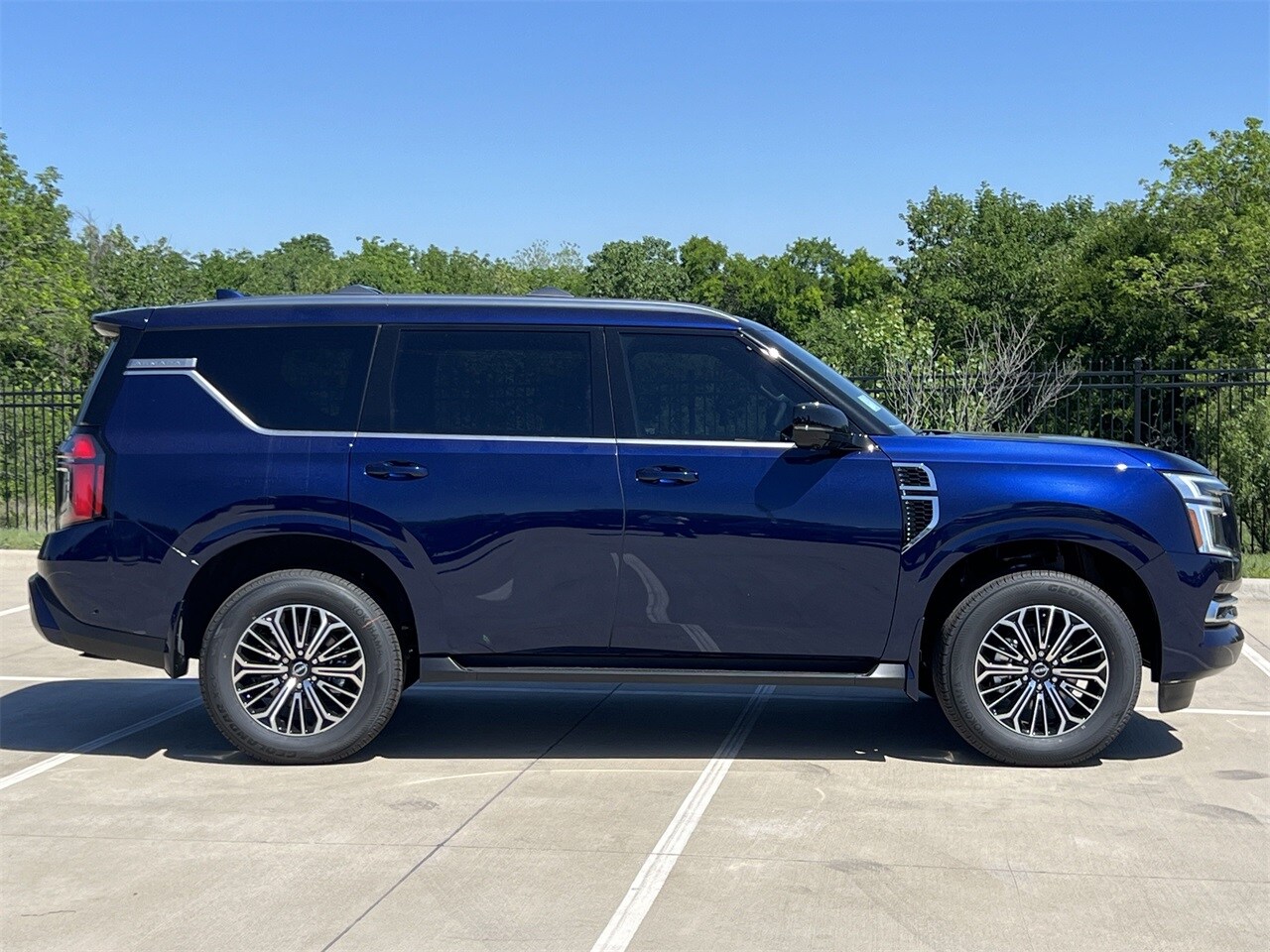 2025 Nissan Armada SL photo 3