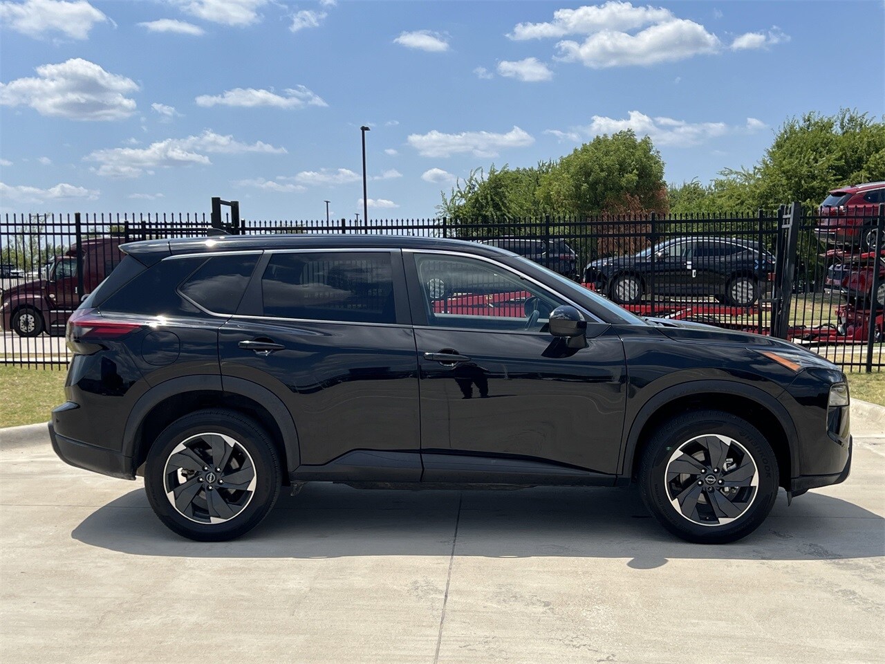 2024 Nissan Rogue SV photo 3