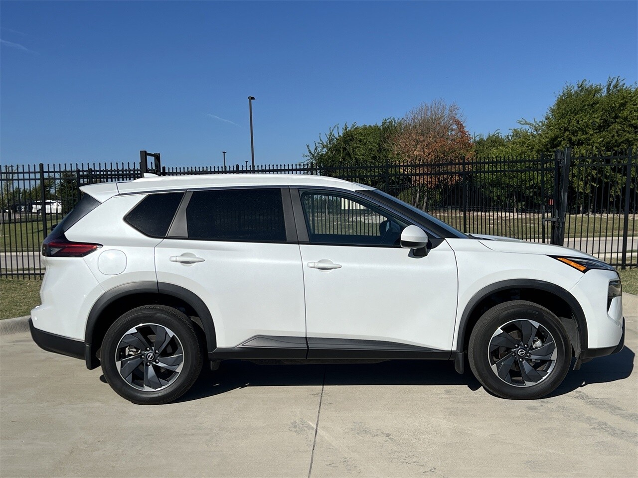 2024 Nissan Rogue SV photo 2
