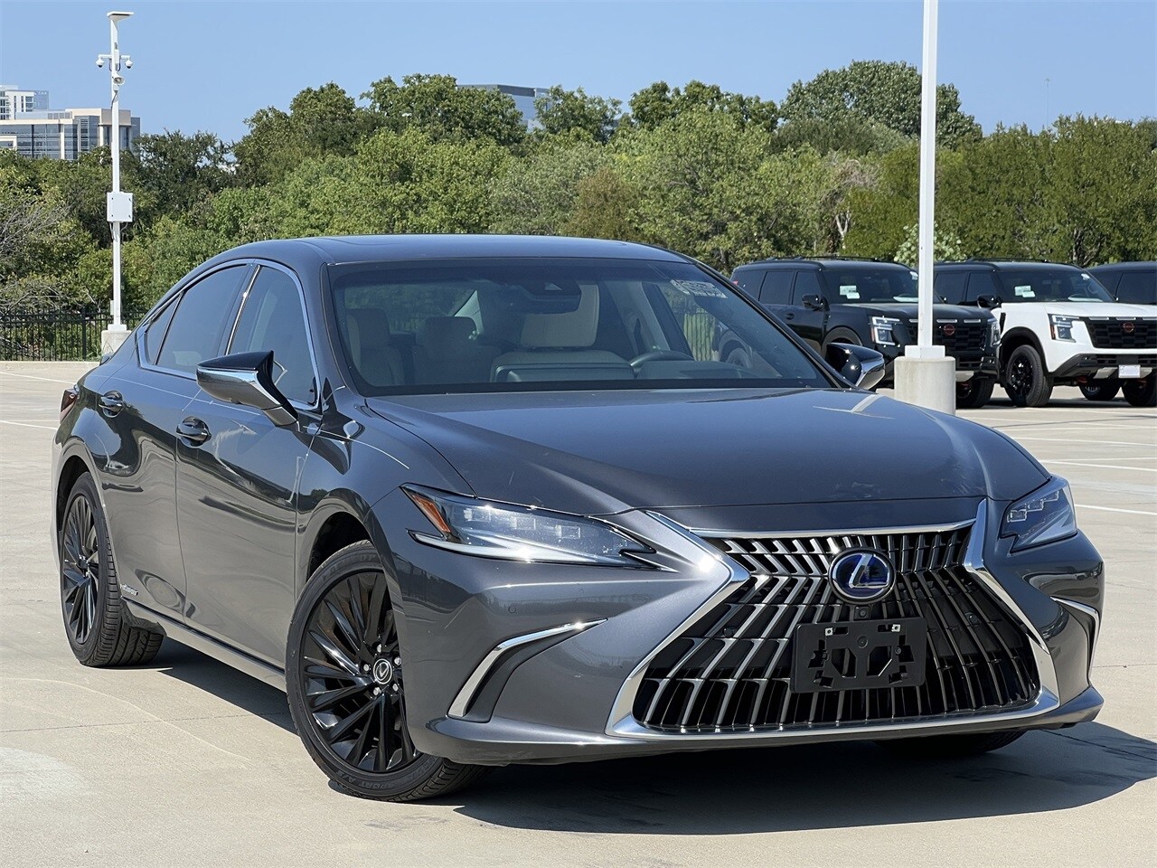 2022 Lexus ES 300h Ultra Luxury photo 2