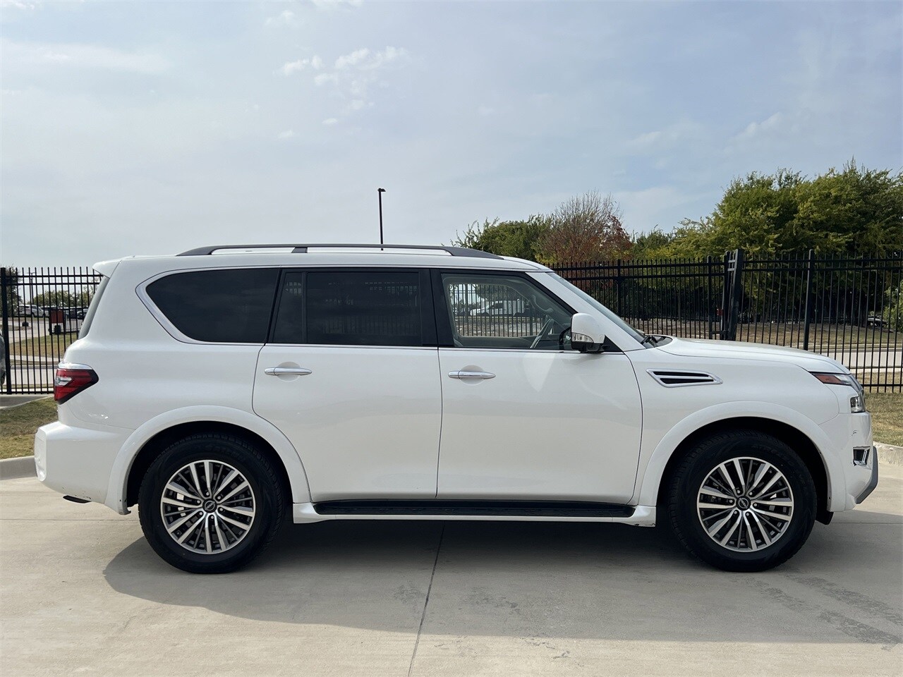 2023 Nissan Armada SL photo 2