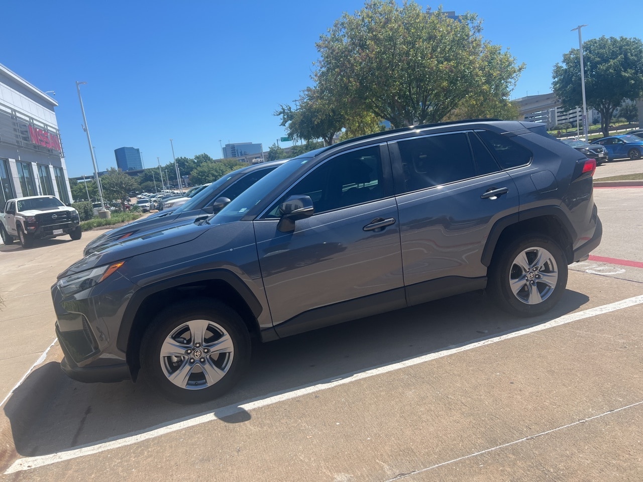 Used 2022 Toyota RAV4 XLE with VIN 2T3P1RFV4NC260036 for sale in Frisco, TX