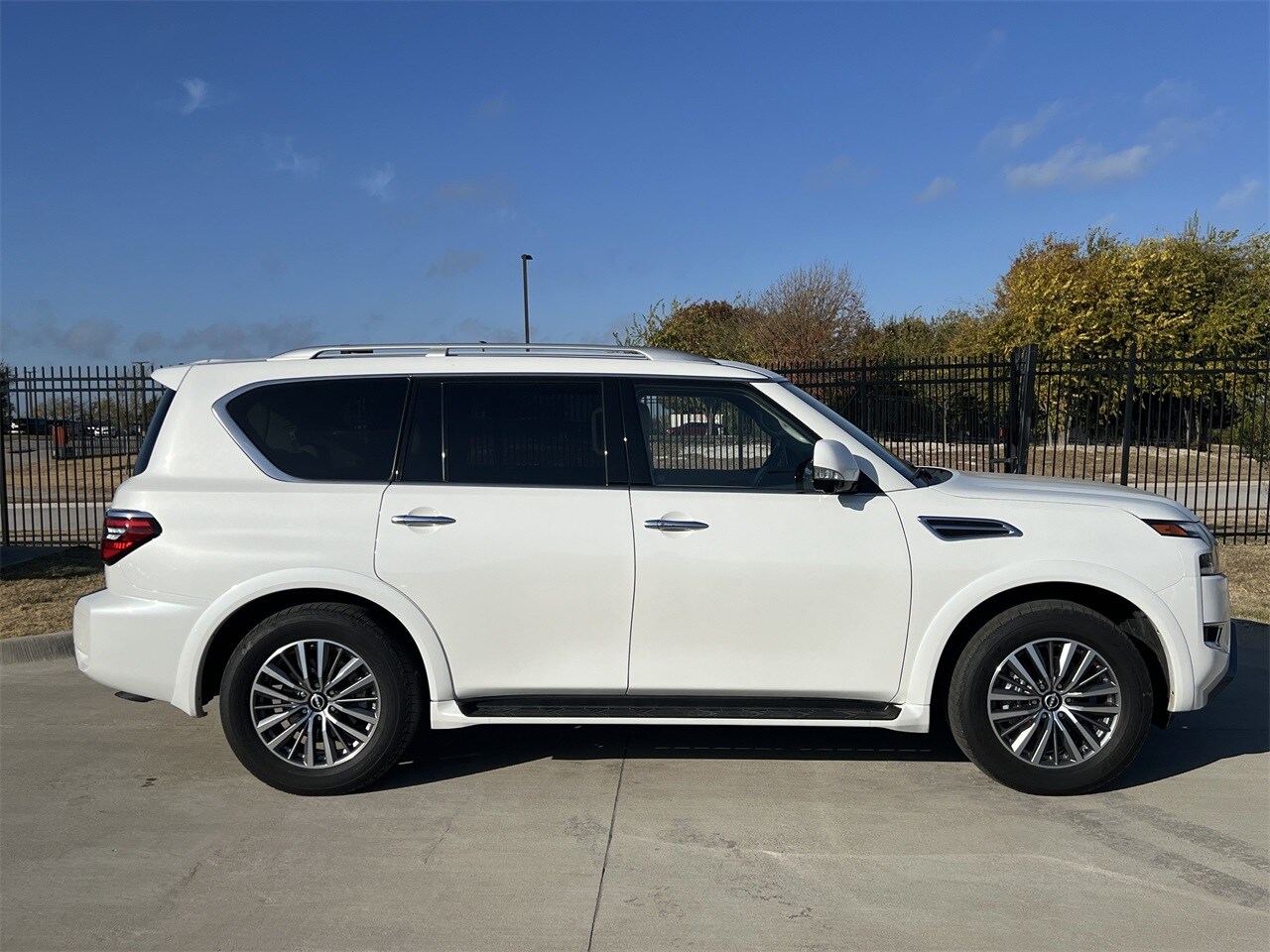 2024 Nissan Armada SL photo 3