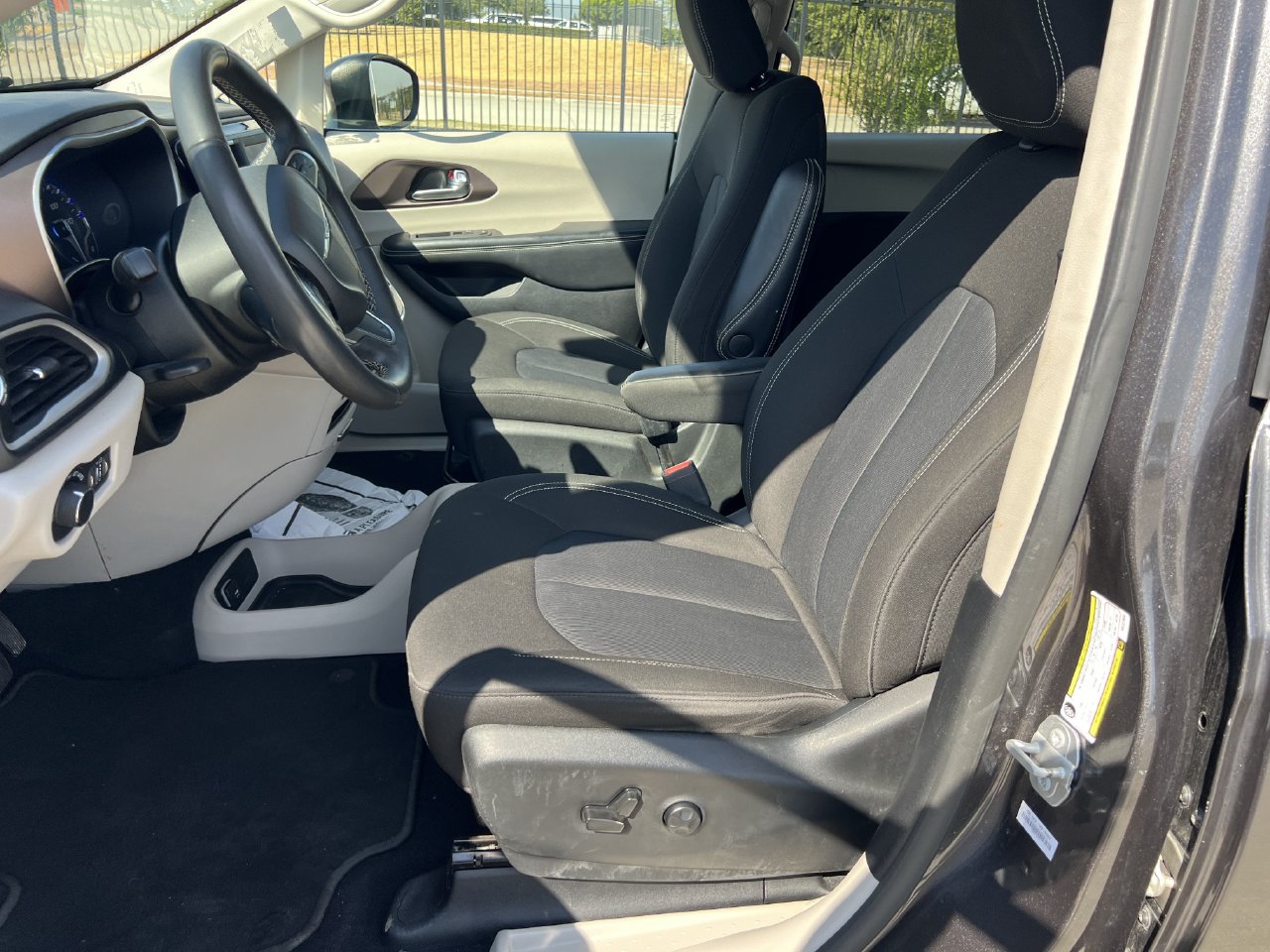 2022 Chrysler Voyager 6