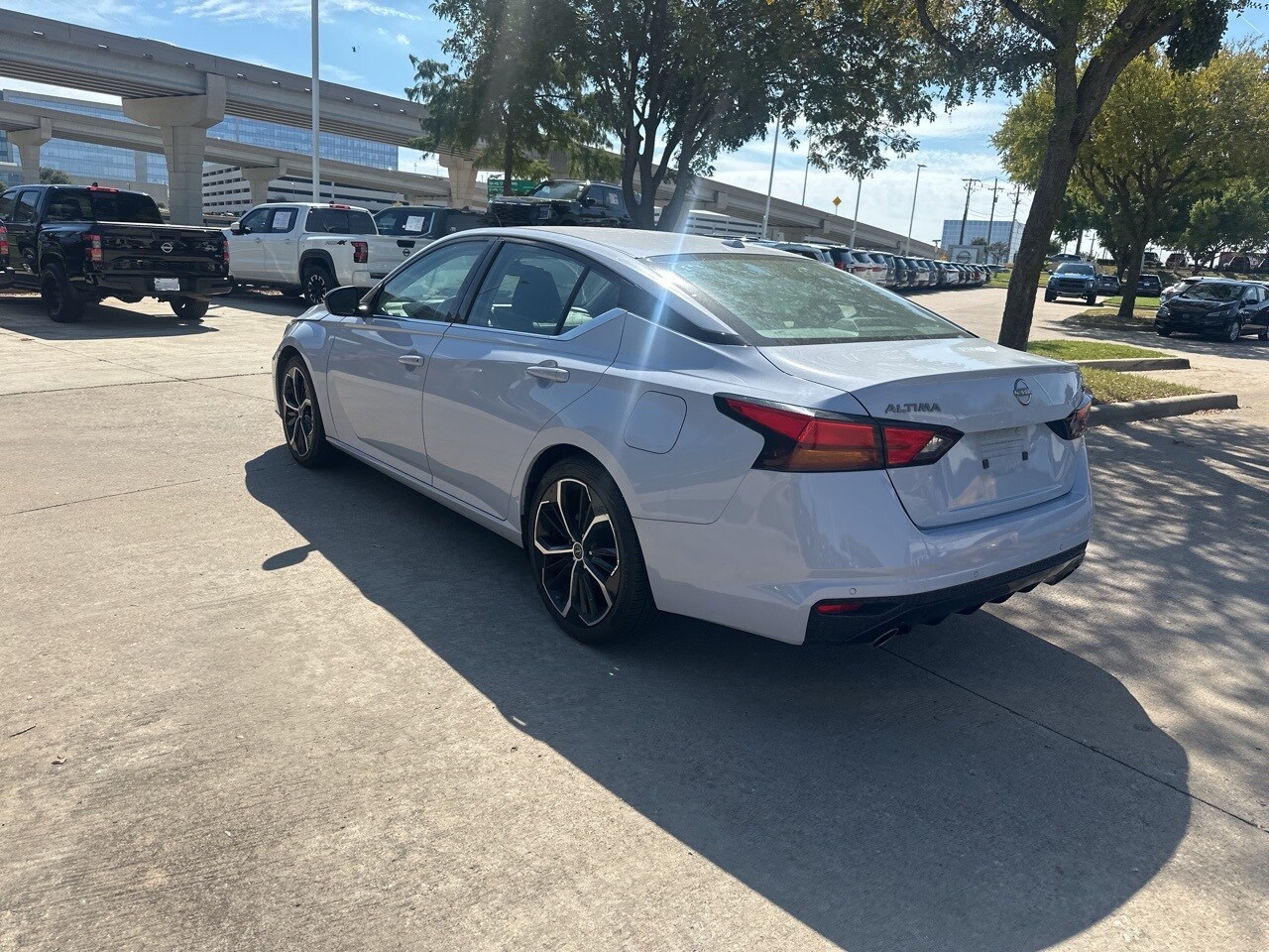 2023 Nissan Altima 2.5 SR photo 2