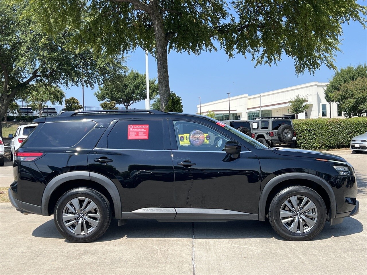 2023 Nissan Pathfinder SV photo 3