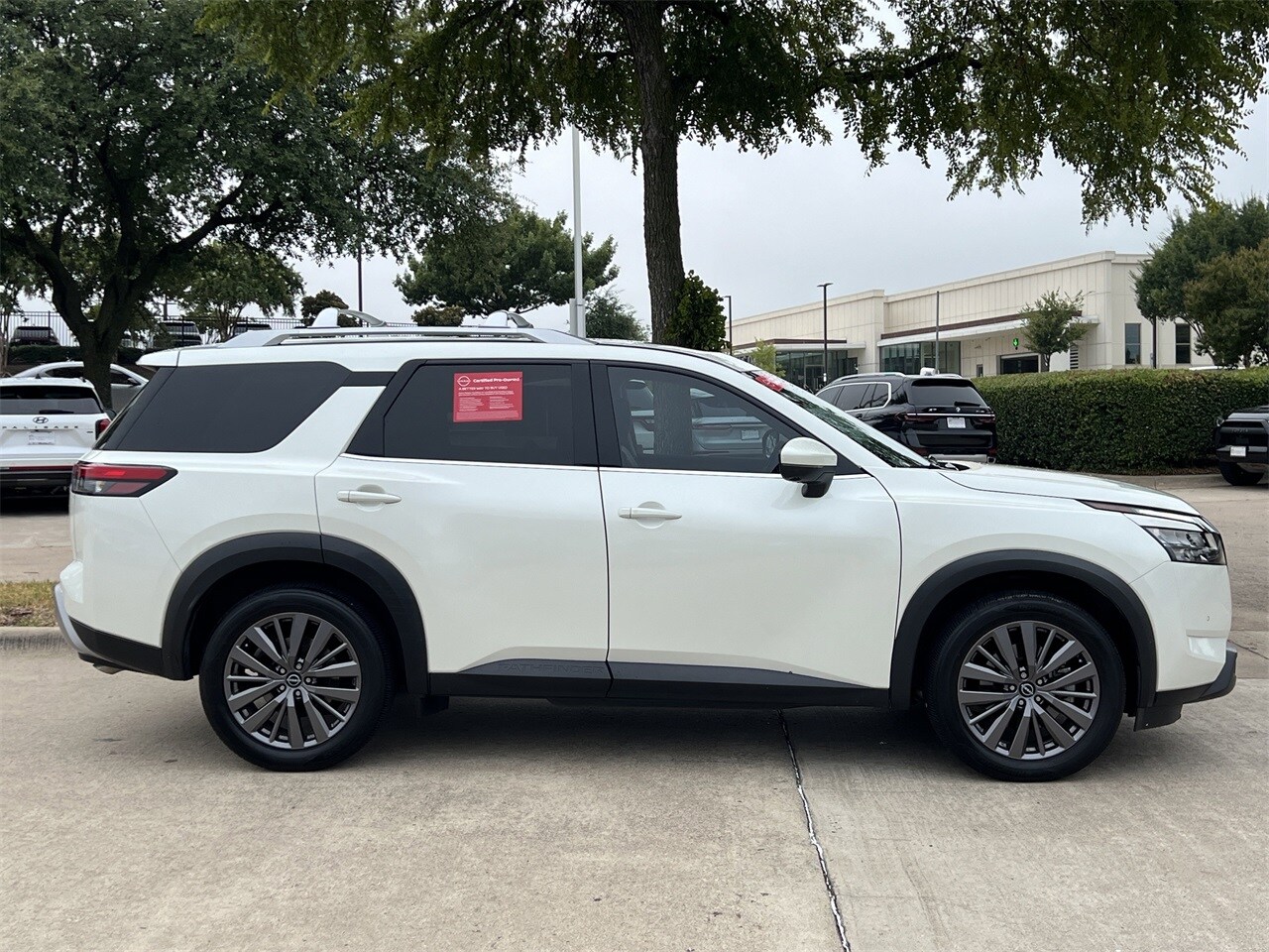2023 Nissan Pathfinder SL photo 3