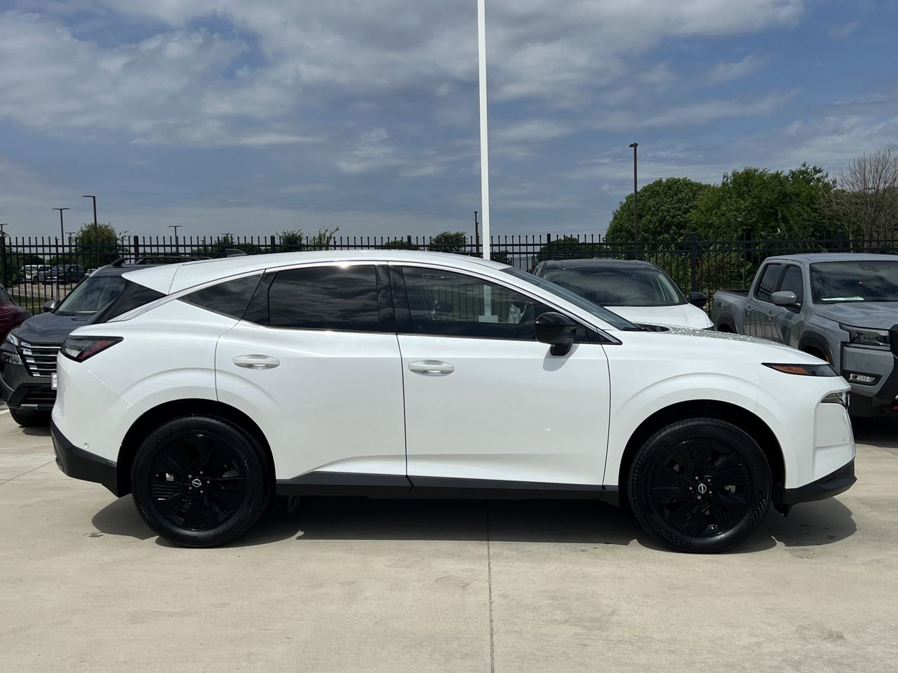 View vehicle photo 3