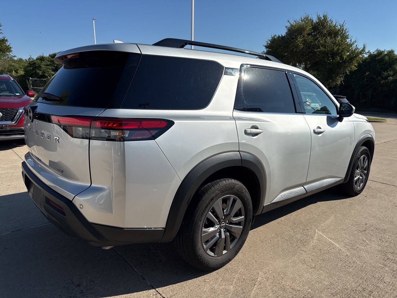 2024 Nissan Pathfinder SV photo 2