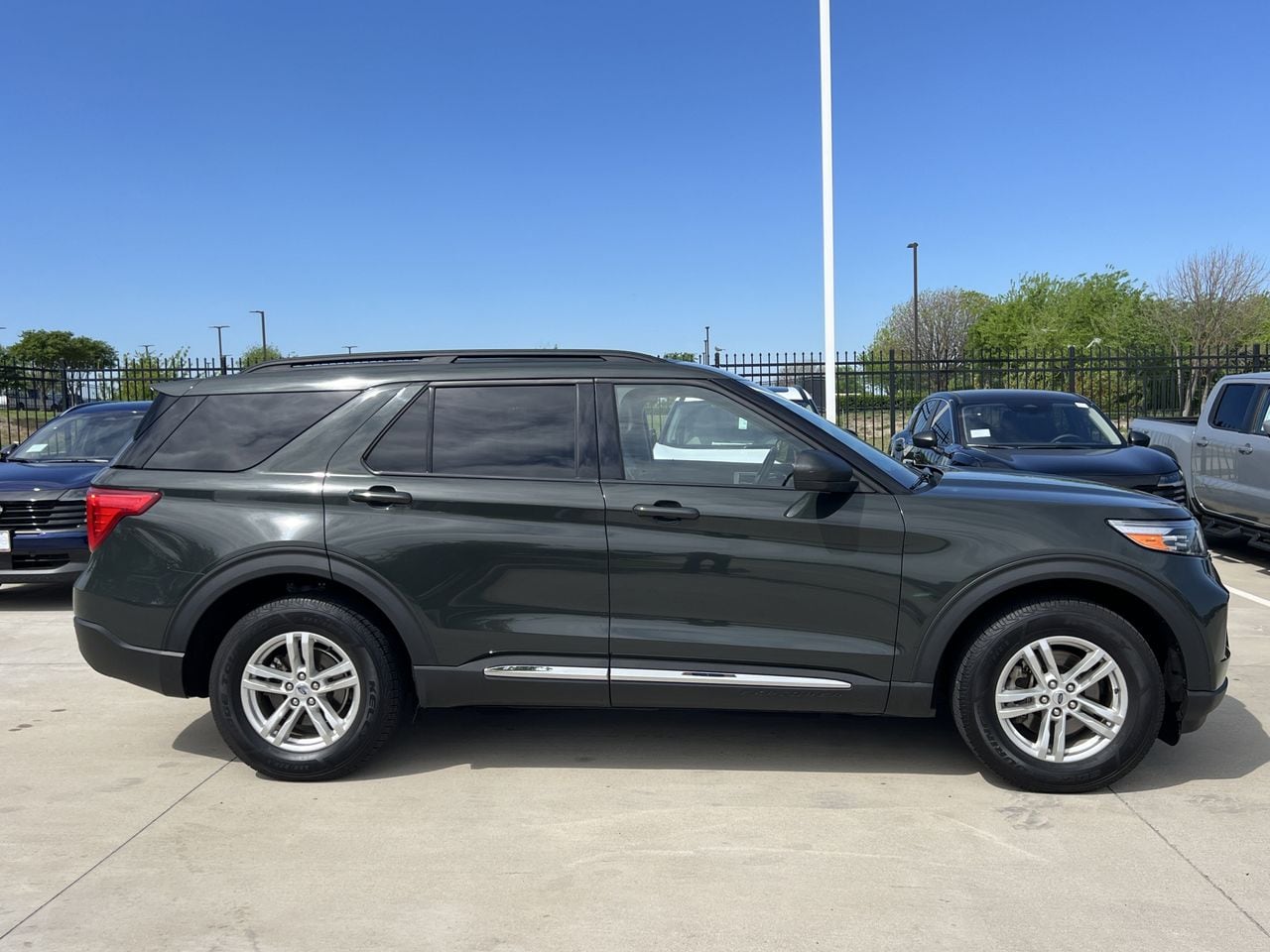 View vehicle photo 3