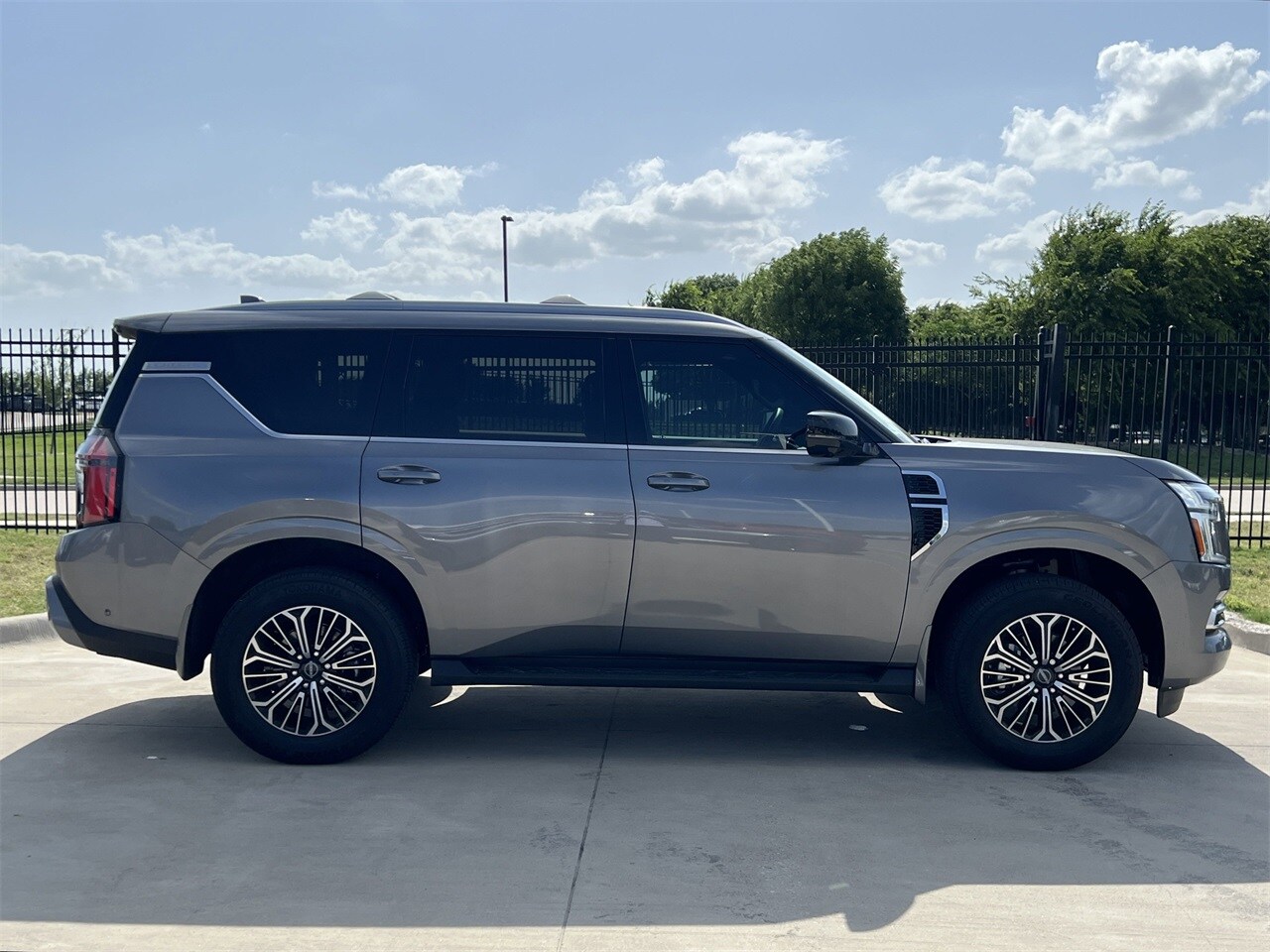 2025 Nissan Armada SL photo 3