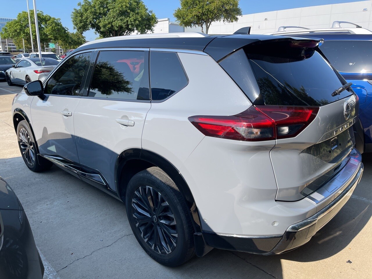 2024 Nissan Rogue Platinum photo 3