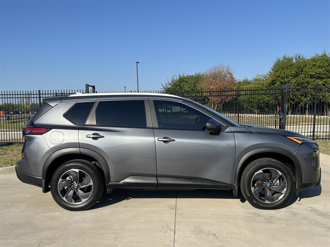 2024 Nissan Rogue SV photo 3