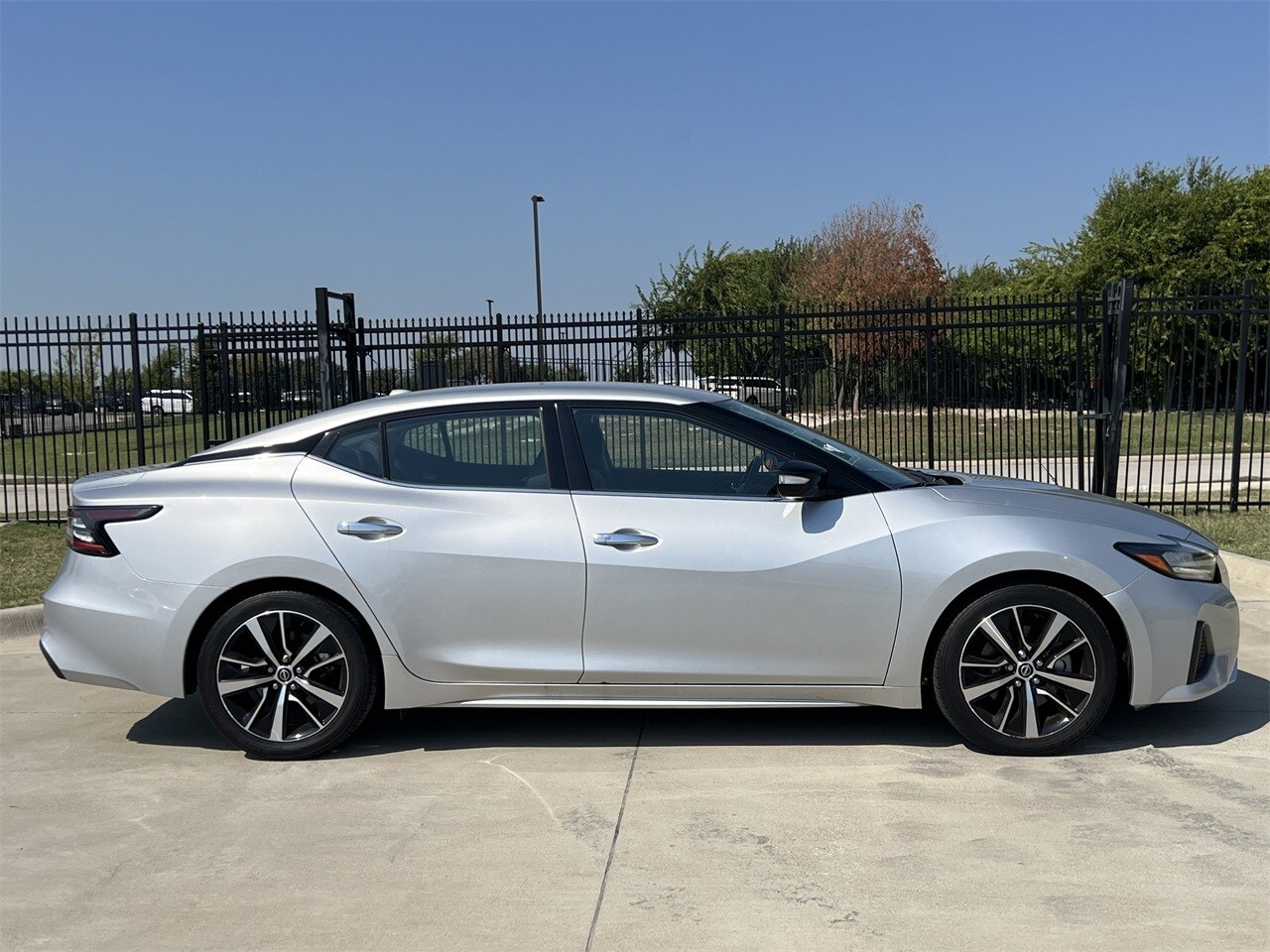 2023 Nissan Maxima SV photo 3