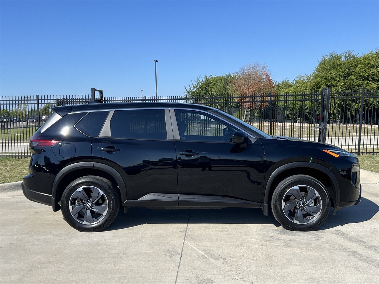 2024 Nissan Rogue SV photo 3