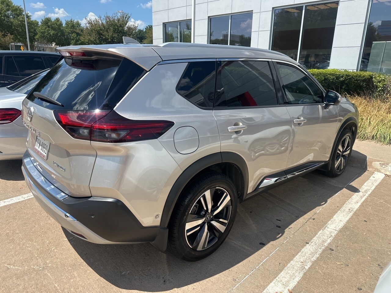 2023 Nissan Rogue Platinum photo 3