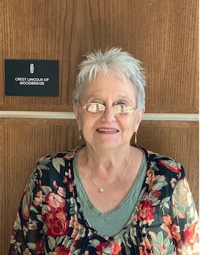 Staff member Linda Wynne from ID_ab191399a104