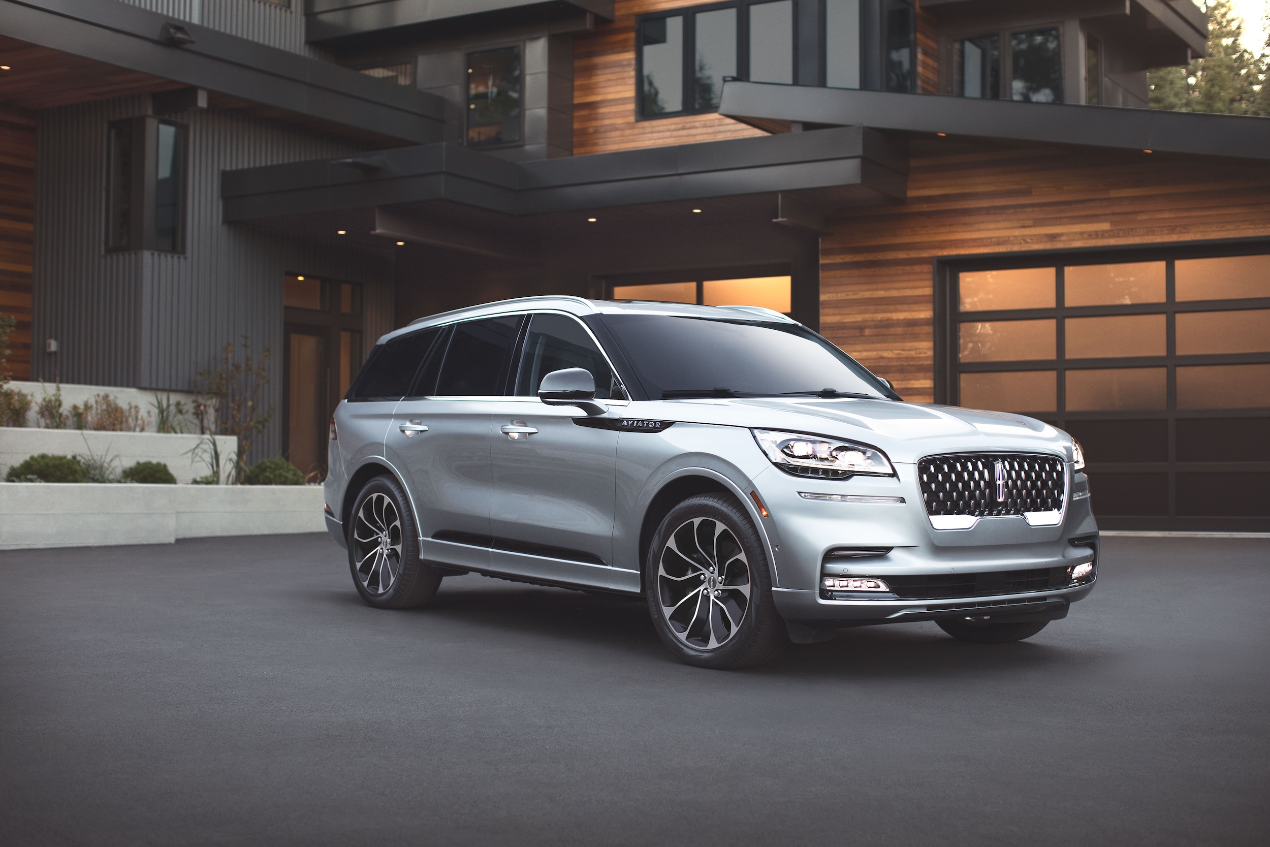 Meet the Lincoln Aviator Grand Touring Crest Lincoln of Woodbridge