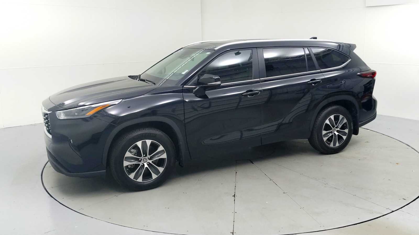 2025 Toyota Highlander XLE photo 4