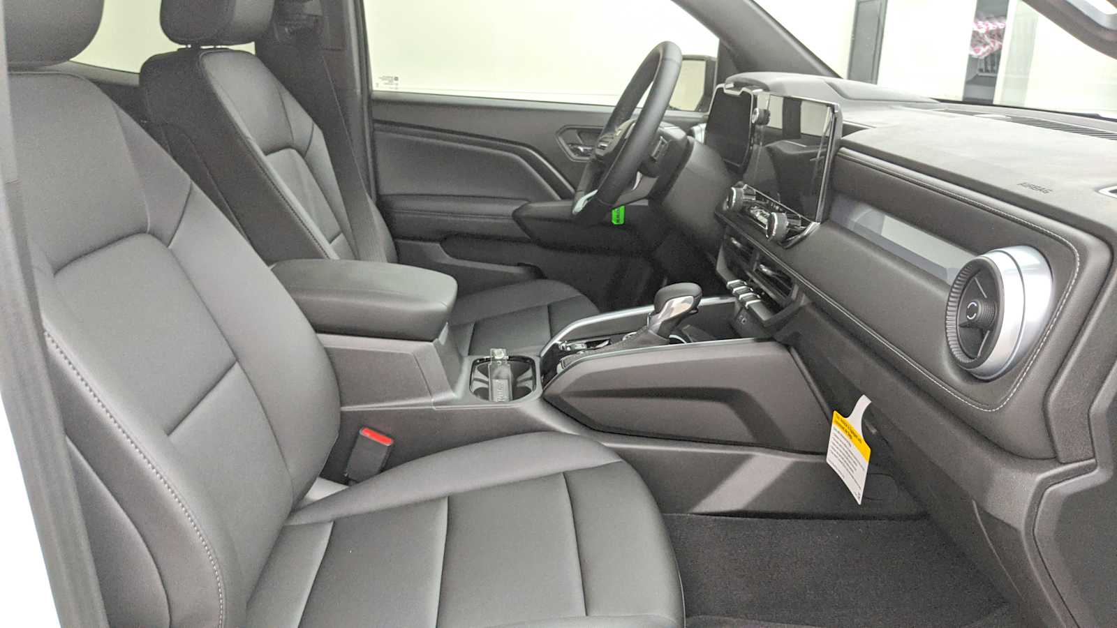 2025 Chevrolet Colorado LT - Photo 28