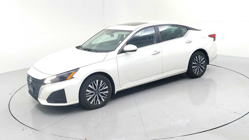 Used 2023 Nissan Altima SV Intelligent AWD Sedan