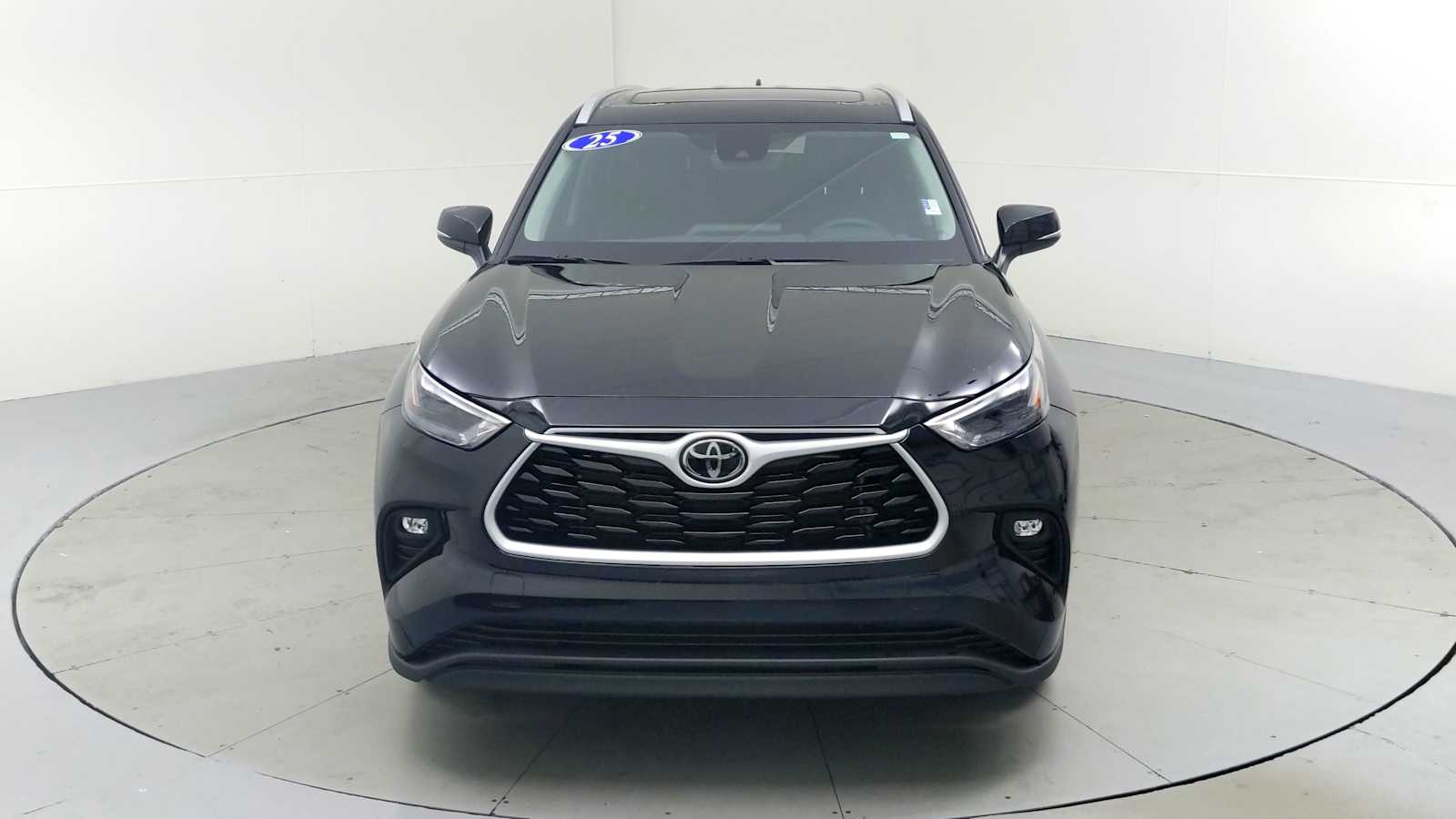 2025 Toyota Highlander XLE photo 2