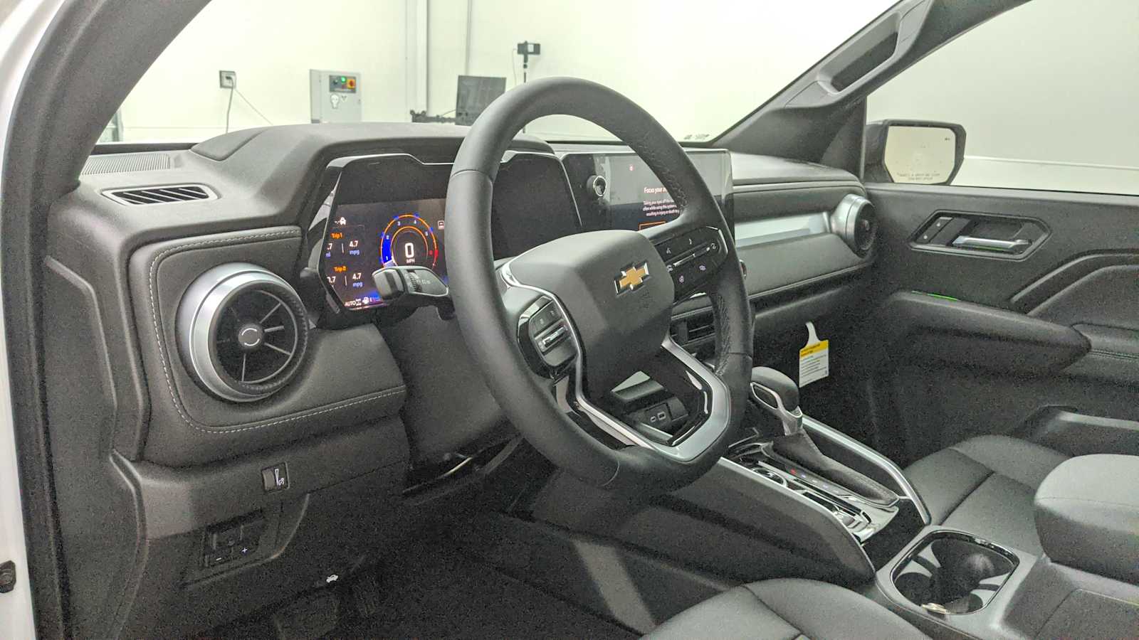 2025 Chevrolet Colorado LT - Photo 13