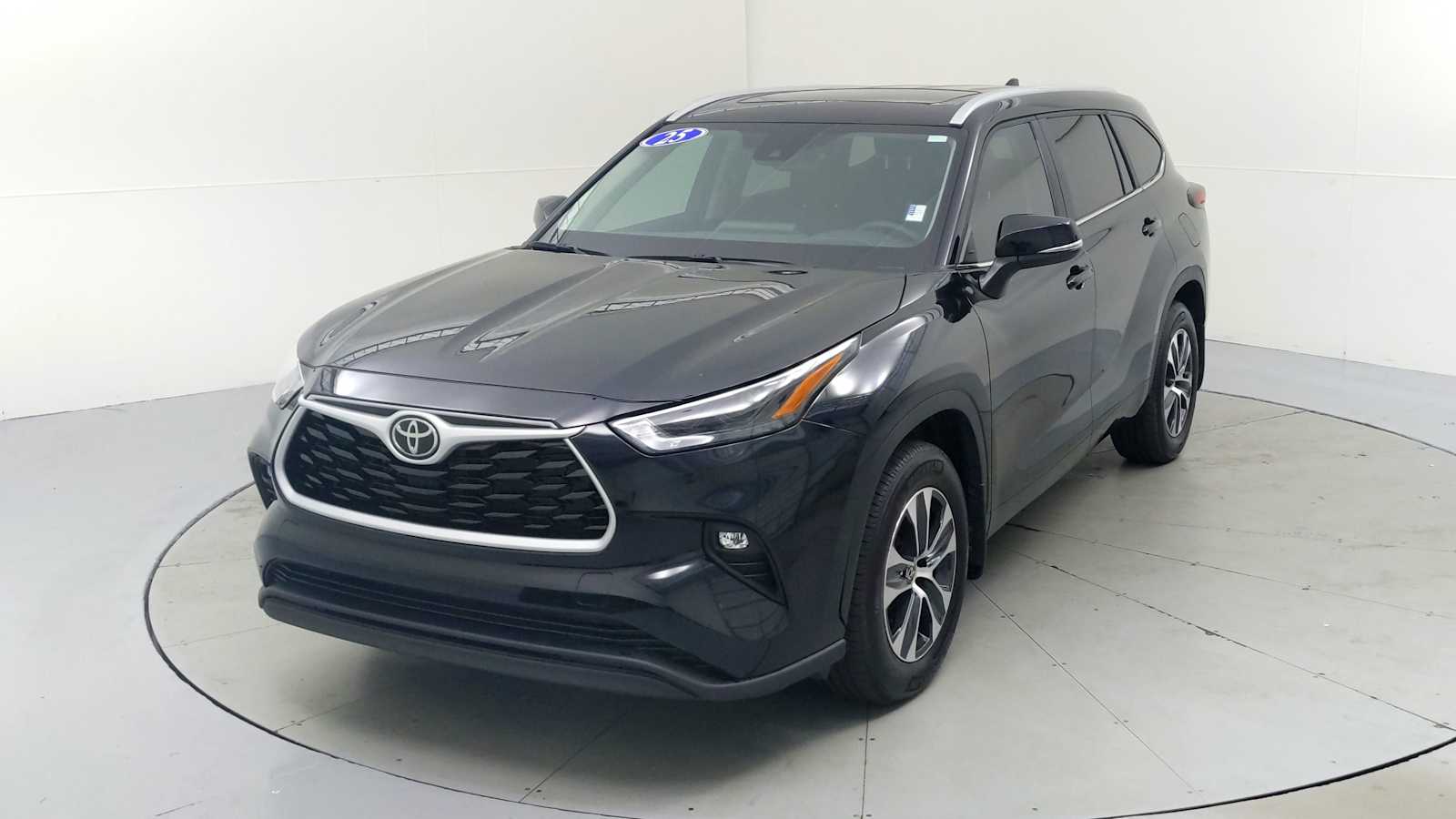 2025 Toyota Highlander XLE photo 3