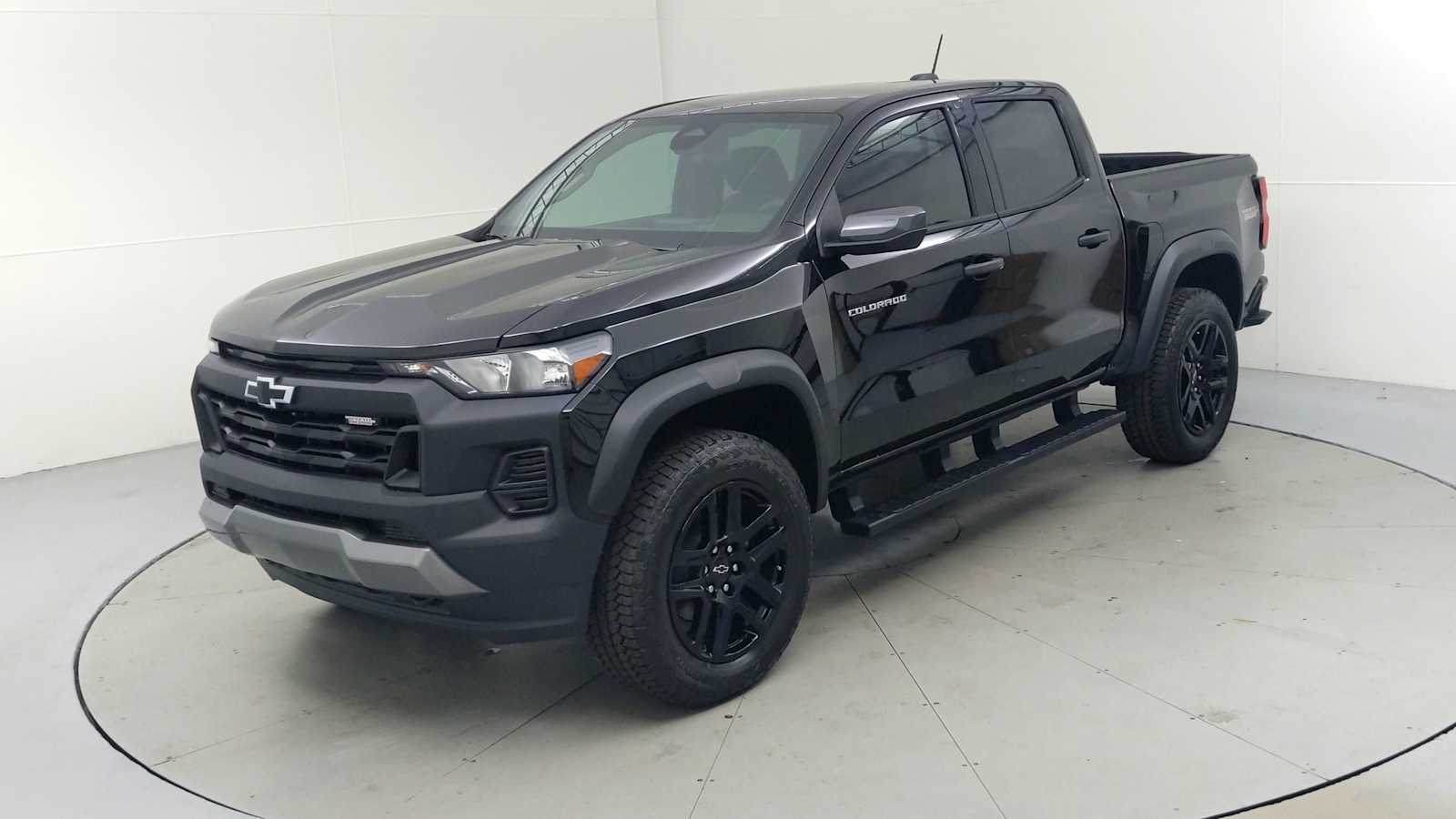 2025 Chevrolet Colorado Trail Boss photo 2