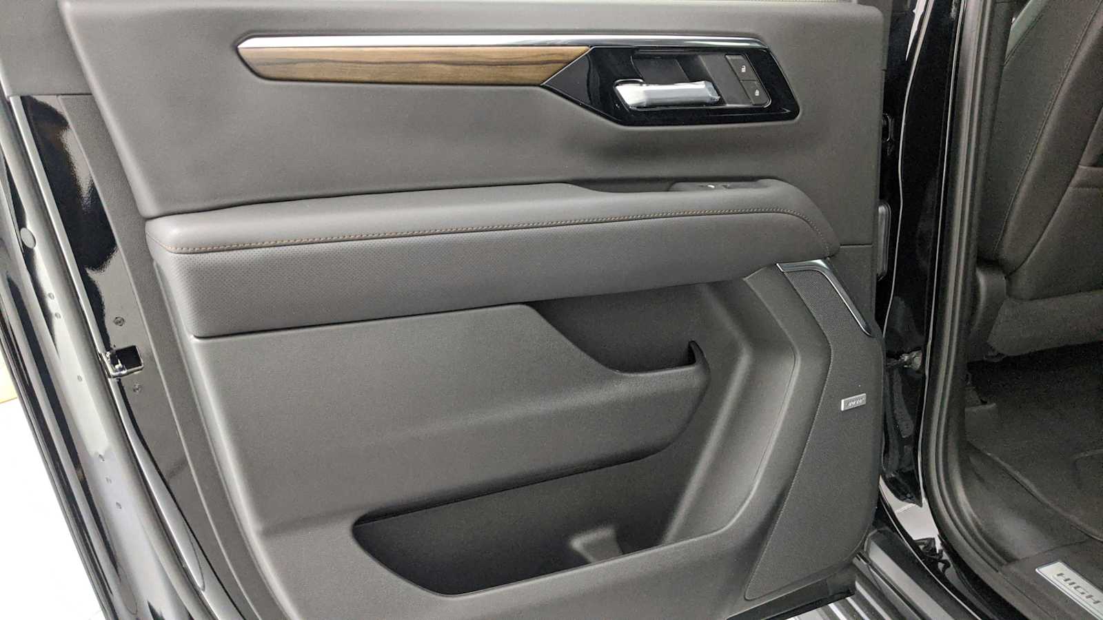 2026 Chevrolet Suburban High Country - Photo 25