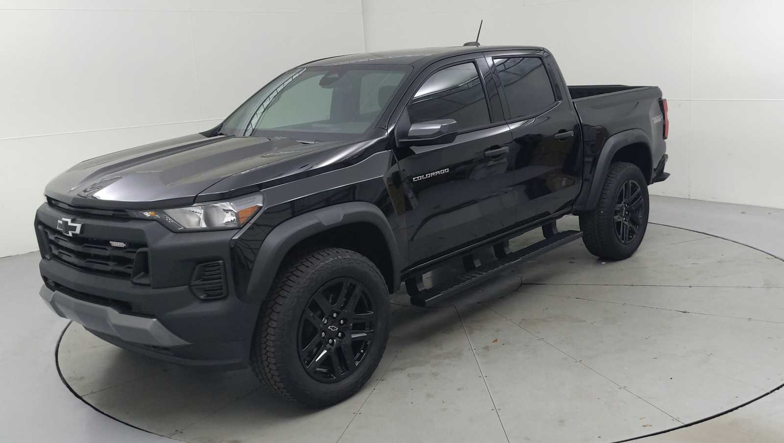 2025 Chevrolet Colorado Trail Boss photo 2