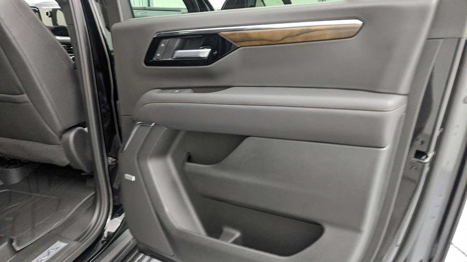 2026 Chevrolet Suburban High Country - Photo 31