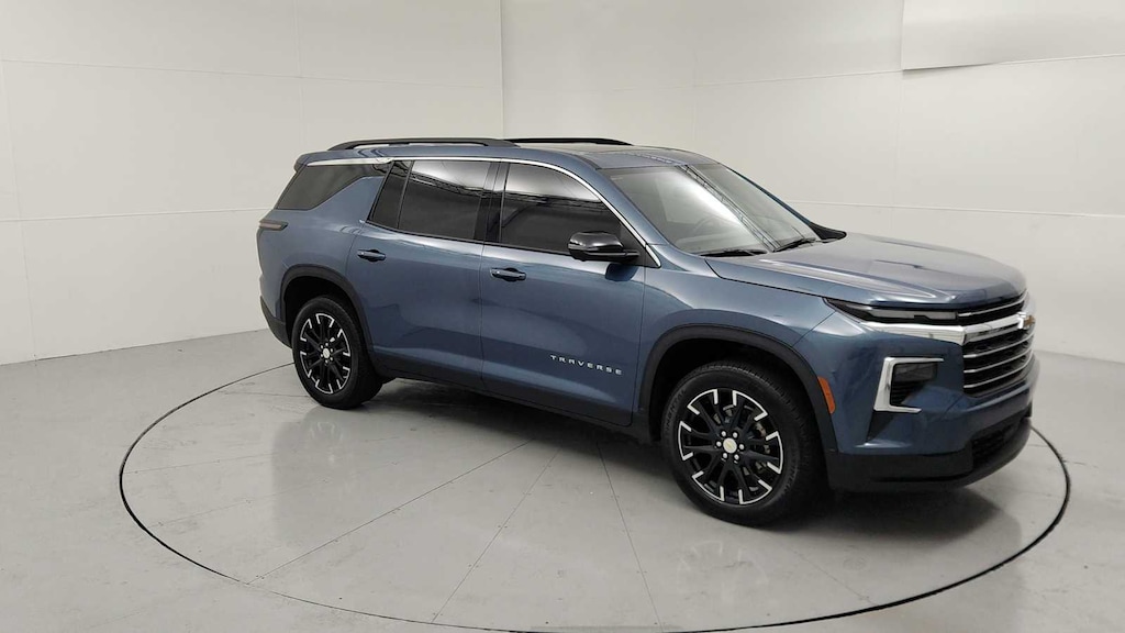 Used 2025 Chevrolet Traverse LT SUV
