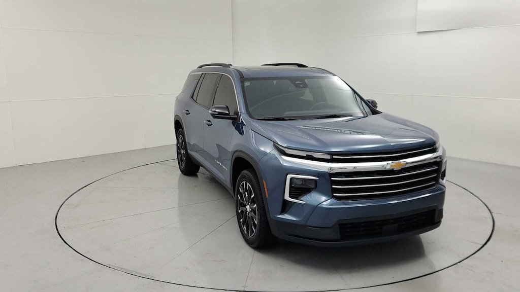 Used 2025 Chevrolet Traverse LT SUV