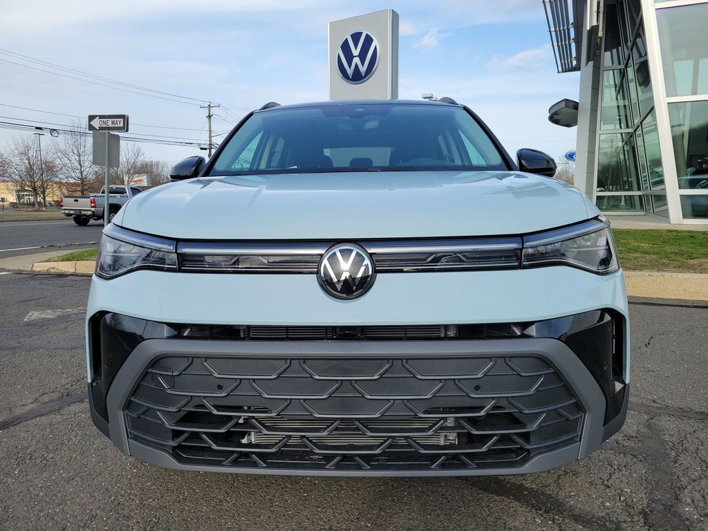 2025 Volkswagen Taos SE photo 2