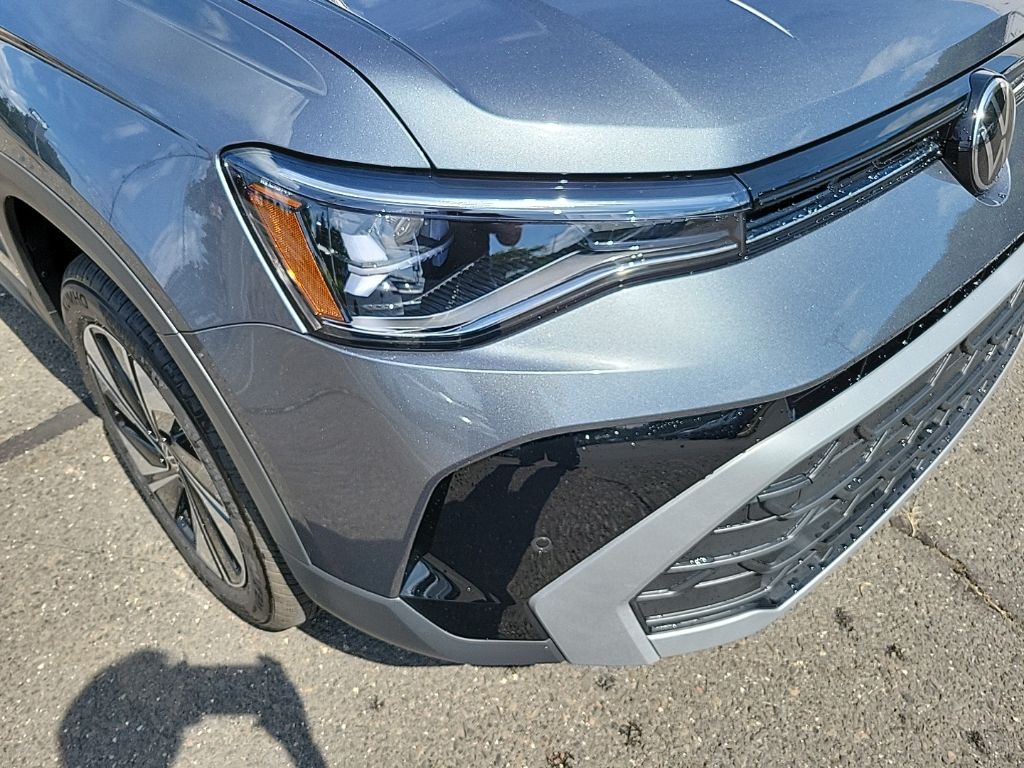 2025 Volkswagen Taos SE photo 3