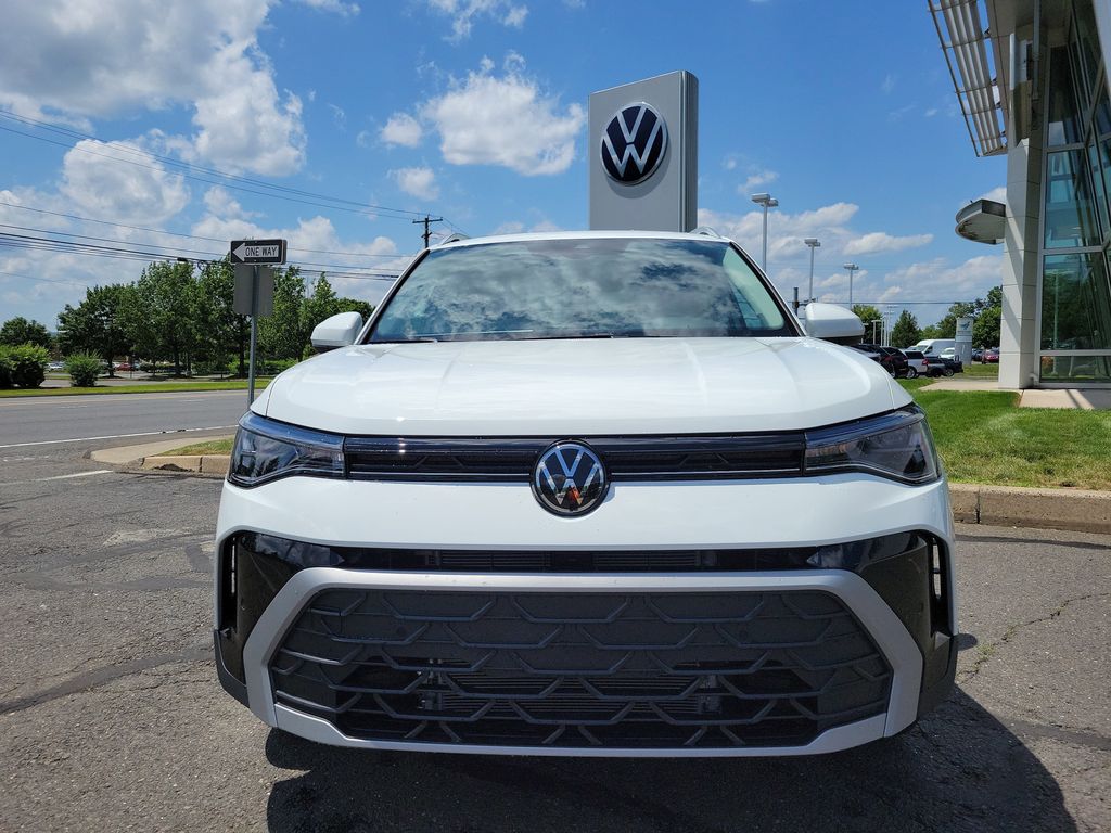 2025 Volkswagen Taos SE photo 2